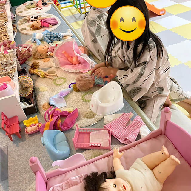 萩小町キッズコーナーで着せ替え人形で遊ぶ子供を撮影した写真