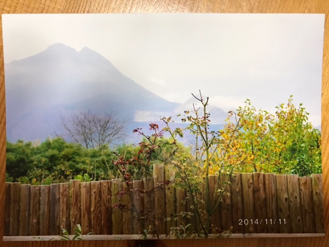 由布の彩YADOYAおおはしの客室の露天風呂から見える由布岳を撮影した写真